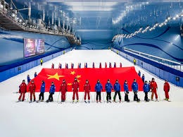 100亿身家“足坛首富”，投了最火AI独角兽